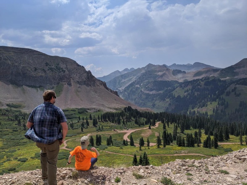 A picture of two people enjoying hiking in the outdoors. 