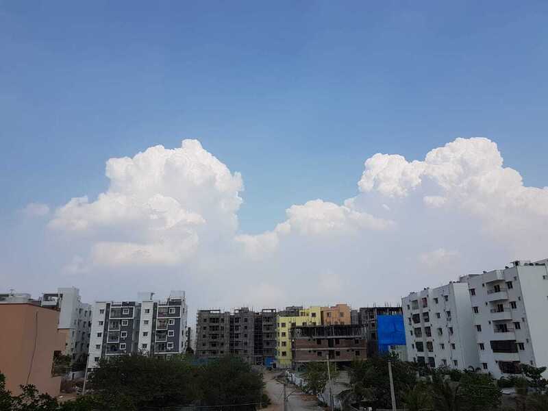 City buildings being seen without smog.