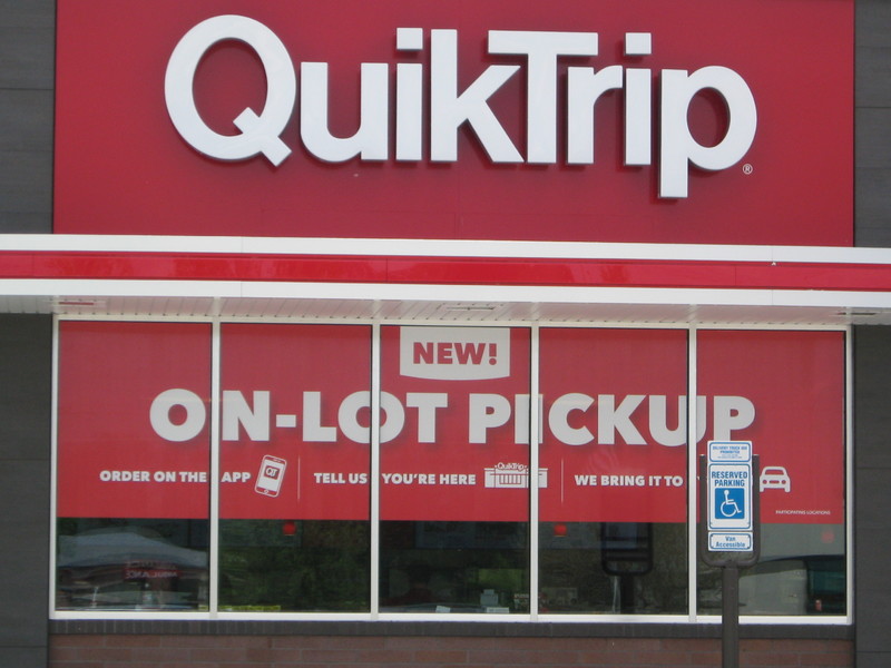 Image of a convenience store advertising curbside pickup.